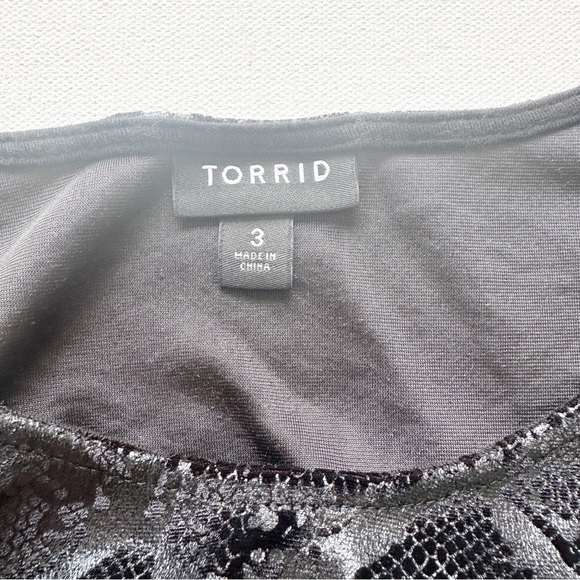 Torrid Black Snakeskin Print Velvet High Neck Tee Shirt Size 3 (3X) - Picture 4 of 9